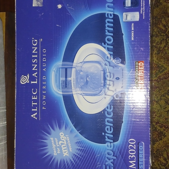 Altec Lansing XM radio dock with antenna - Picture 2 of 4